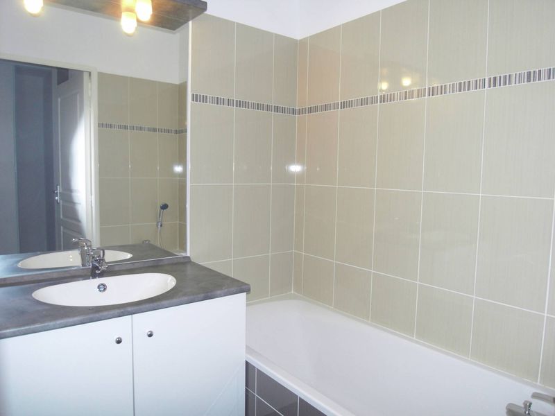 salle de bains A louer appartement 2 pièces avec terrasse et place de parking privative quartier Longchamp 13004 Marseille