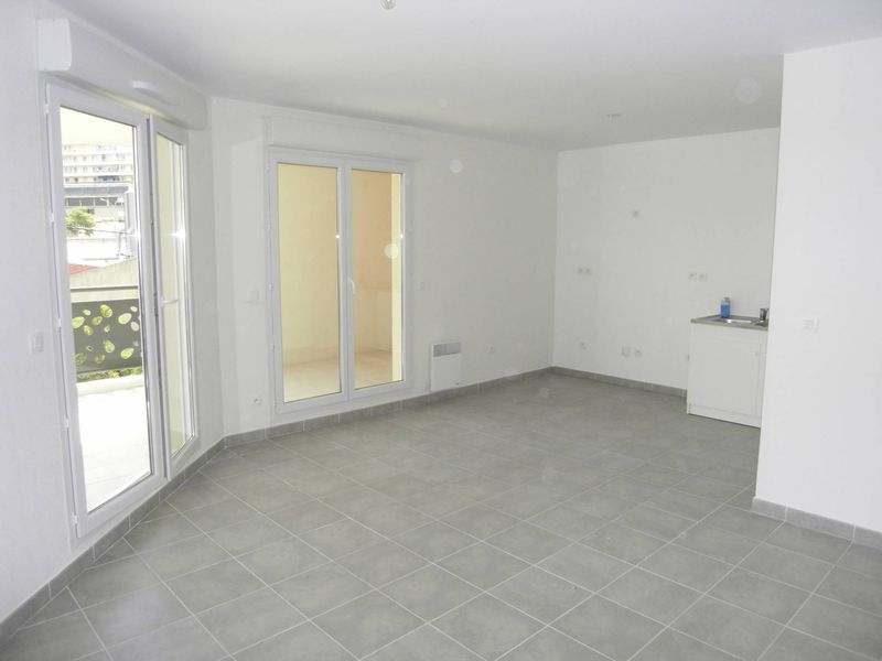 séjour A louer appartement 2 pièces avec terrasse et place de parking privative quartier Longchamp 13004 Marseille