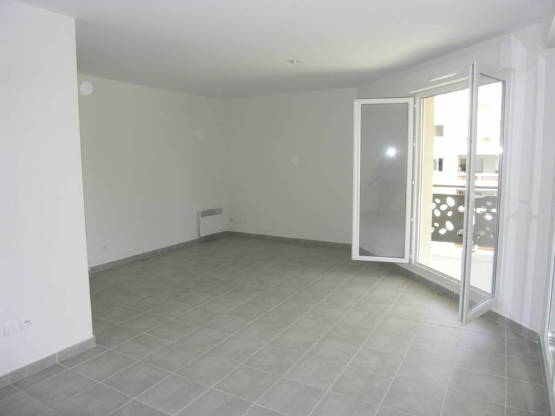 séjour A louer appartement 2 pièces avec terrasse et place de parking privative quartier Longchamp 13004 Marseille