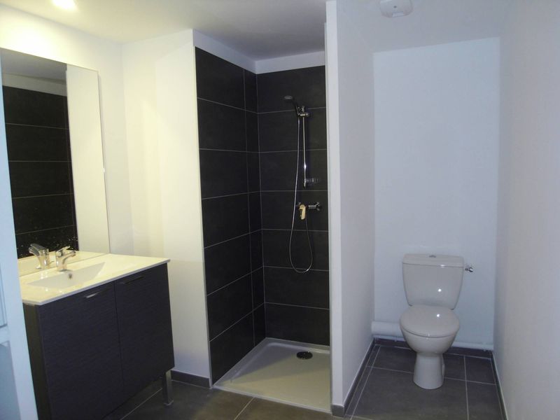 Provencia immobilier, vous présente à louer proche du Métro La Rose, dans résidence neuve et sécurisée, en 2ème étage avec ascenseur un studio de 34 m².