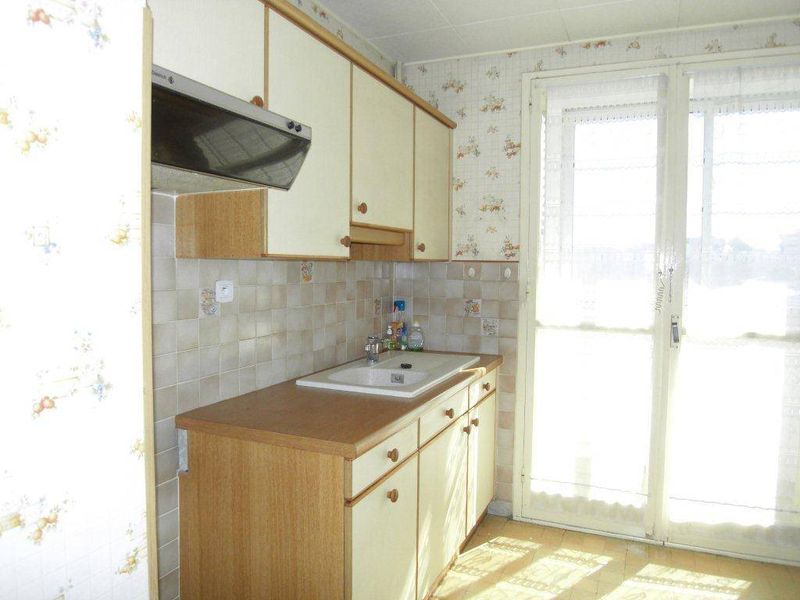 Location type 3 avec balcon ensoleillé avec double vitrage