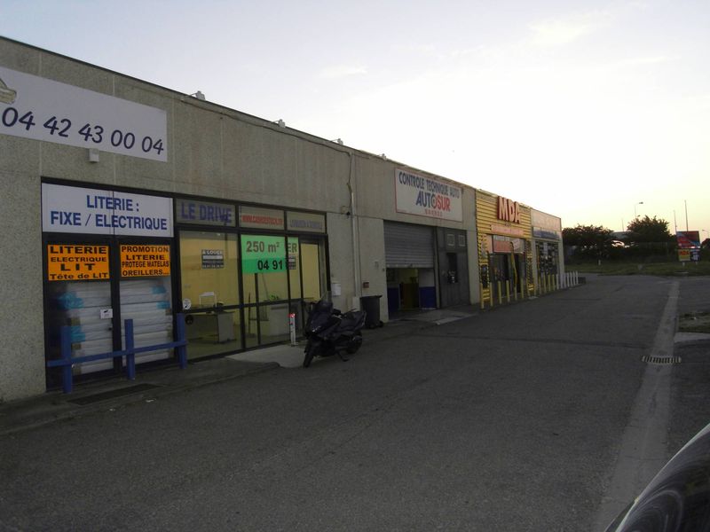 A louer local 250 m² avec vitrine zone d'activité commerciale de la Valampe CHÂTEAUNEUF-LES-MARTIGUES (13220)