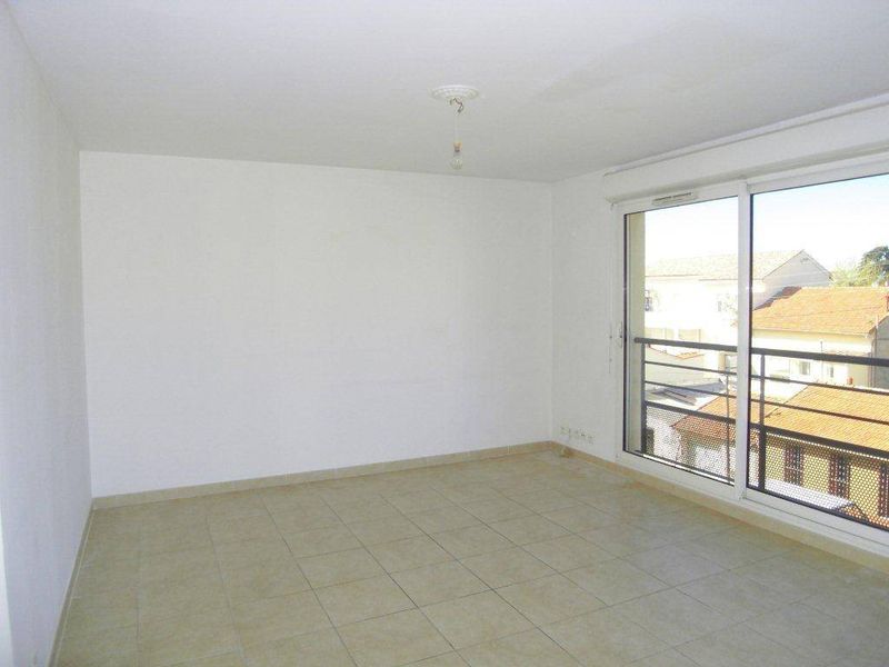 A la location 13012 Proche village de Bois Luzy T2 avec terrasse