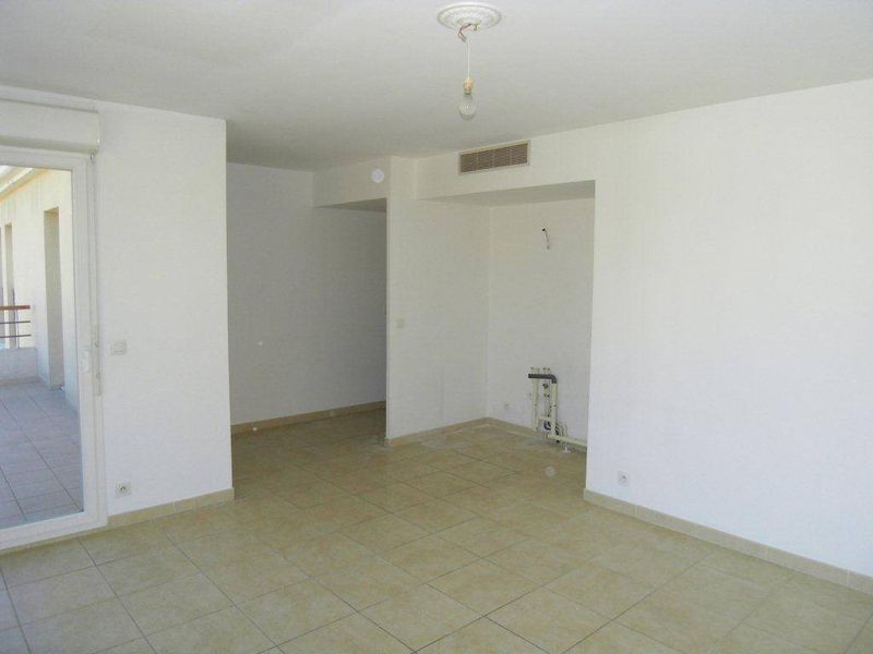 A la location 13012 Proche village de Bois Luzy T2 avec terrasse