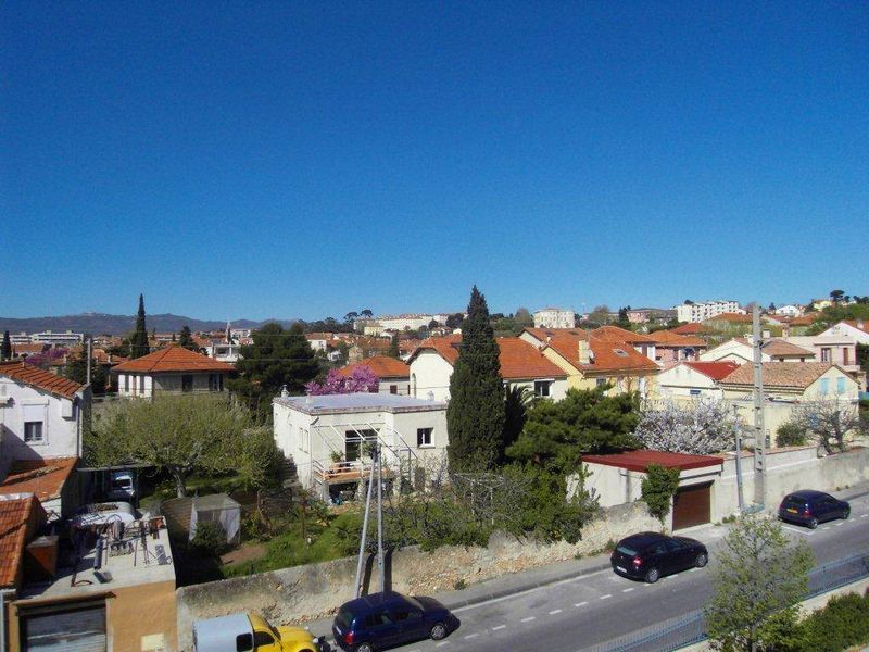 A la location 13012 Proche village de Bois Luzy T2 avec terrasse