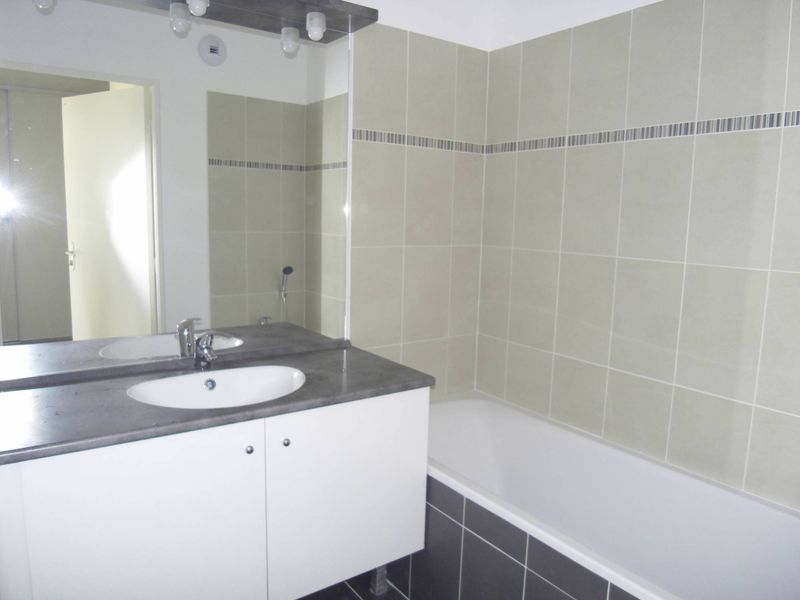 A la location Secteur Longchamp 13004 T3 avec terrasses, parking et cave