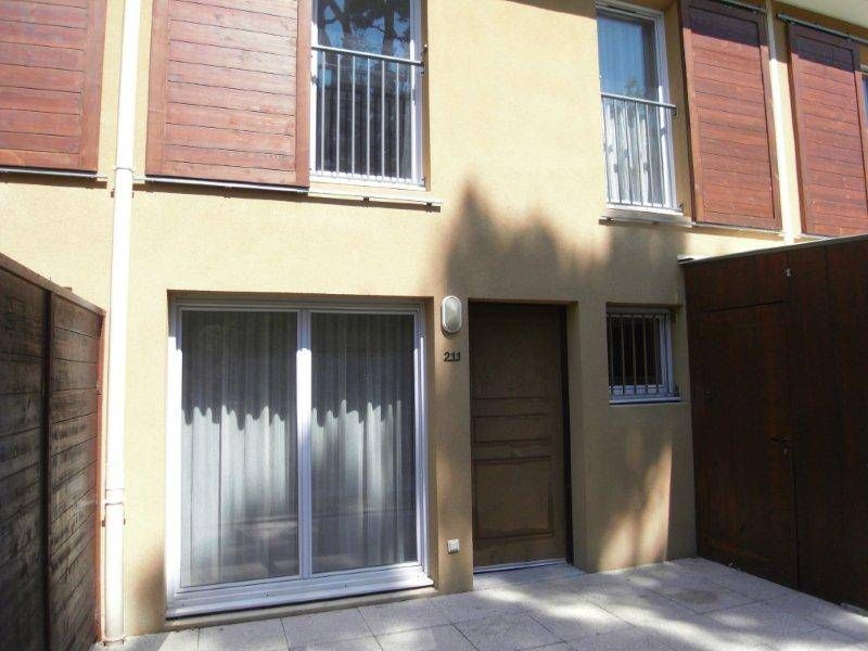 terrasse appartement en duplex à louer sur plan de cuques 13380 résidence avec piscine