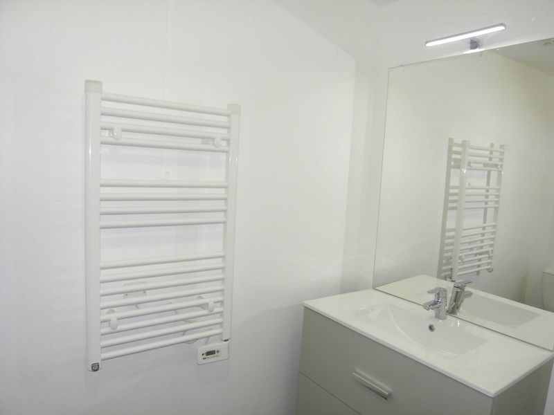 salle de douche Provencia immobilier et Provencia gestion sont heureux de vous faire découvrir cet appartement 2 pièces neuf situé au Caillols 13012 Marseille