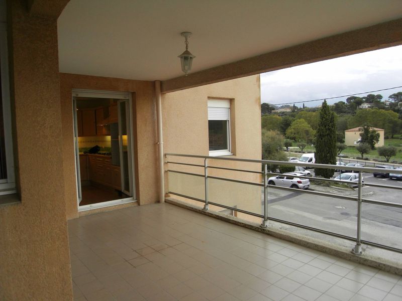 à louer appartement 4 pièces avec terrasse et parking