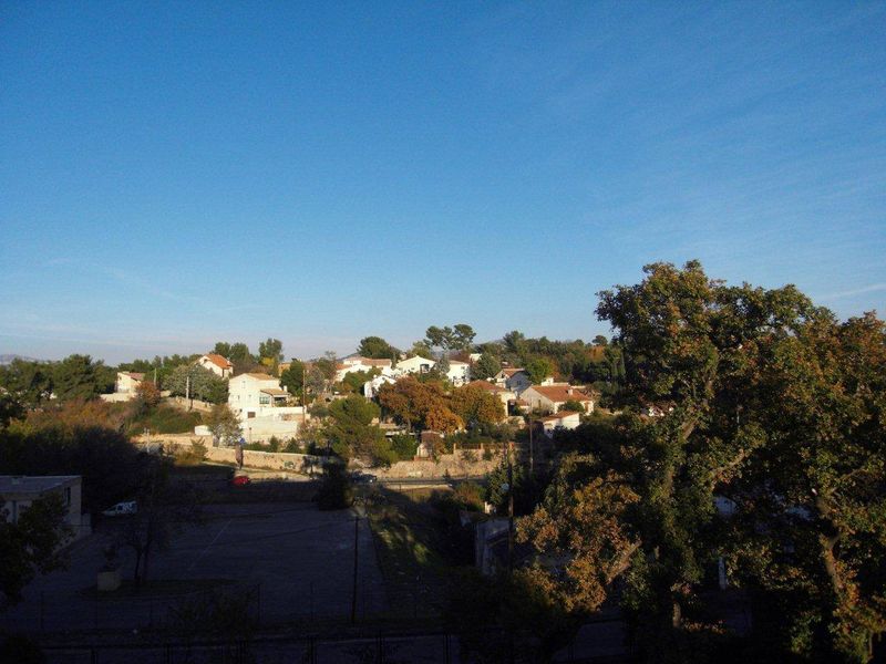 A louer 13012 entre Les Olives/3 Lucs T2 avec place de parking et terrasse