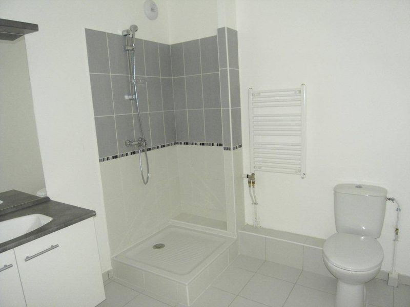 salle de douche avec WC A louer 2 pièces 35 m² avec terrasse et garage Fourragère 13012 Marseille