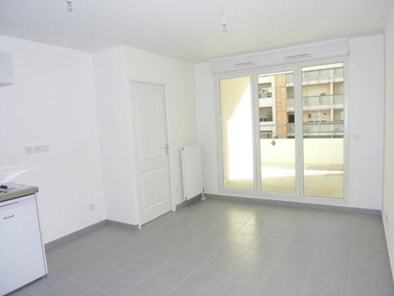 séjour cuisine ouvrant sur terrasse A louer 2 pièces 35 m² avec terrasse et garage Fourragère 13012 Marseille