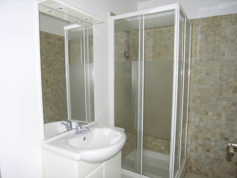 salle de douche apparteemnt 4 pièces à louer sur Allauch 13190