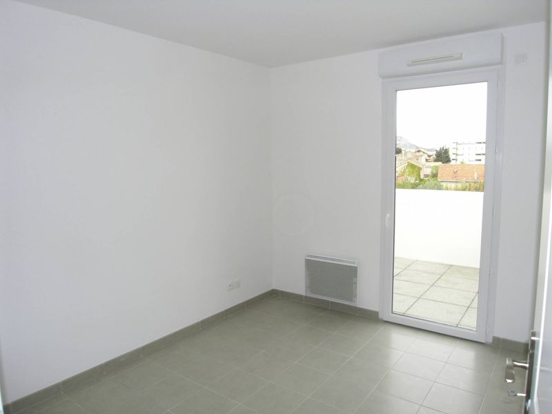 CHAMBRE  A louer dans résidence de standing appartement 3 pièces de 61 m2 en dernier étage avec terrasse et garage  secteur Mazargues 13009 Marseille