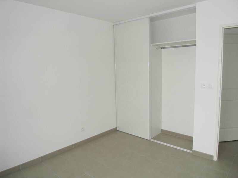 CHAMBRE  A louer dans résidence de standing appartement 3 pièces de 61 m2 en dernier étage avec terrasse et garage  secteur Mazargues 13009 Marseille