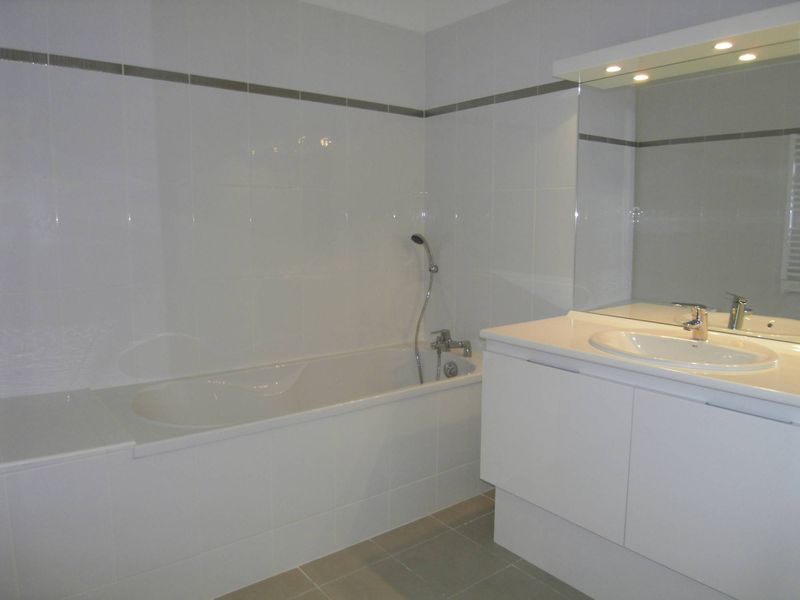 SALLE DE BAIN  A louer dans résidence de standing appartement 3 pièces de 61 m2 en dernier étage avec terrasse et garage  secteur Mazargues 13009 Marseille