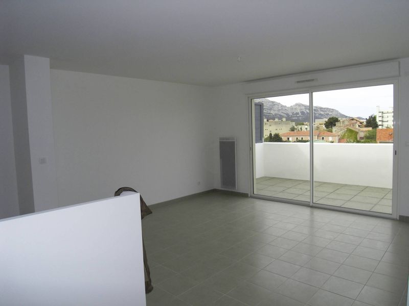 SEJOUR  A louer dans résidence de standing appartement 3 pièces de 61 m2 en dernier étage avec terrasse et garage  secteur Mazargues 13009 Marseille