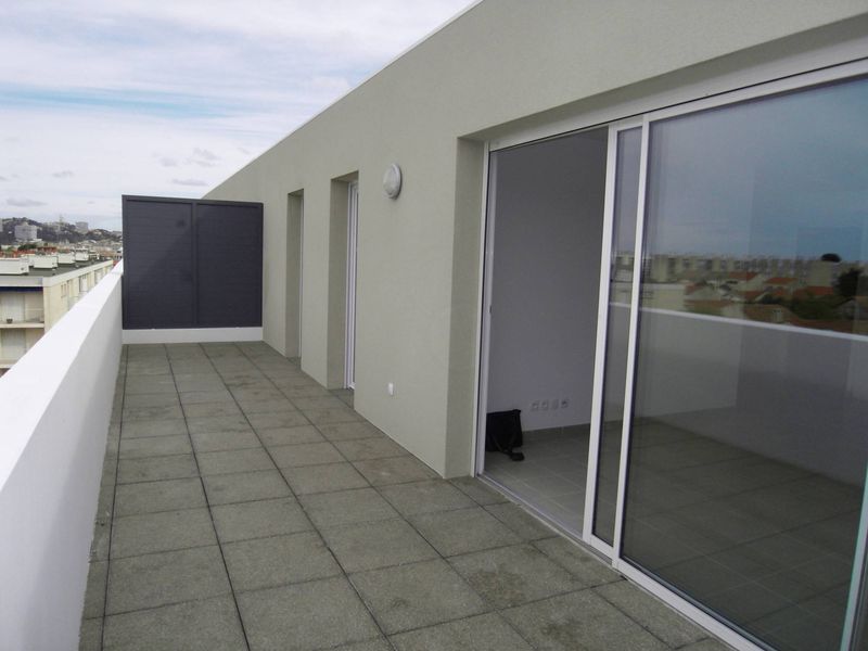 TERRASSE  A louer dans résidence de standing appartement 3 pièces de 61 m2 en dernier étage avec terrasse et garage  secteur Mazargues 13009 Marseille