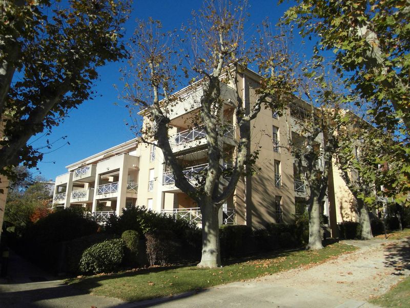 A louer 2 pièces avec terrasse et place de parking privative Saint Barnabé village 13012 Marseille