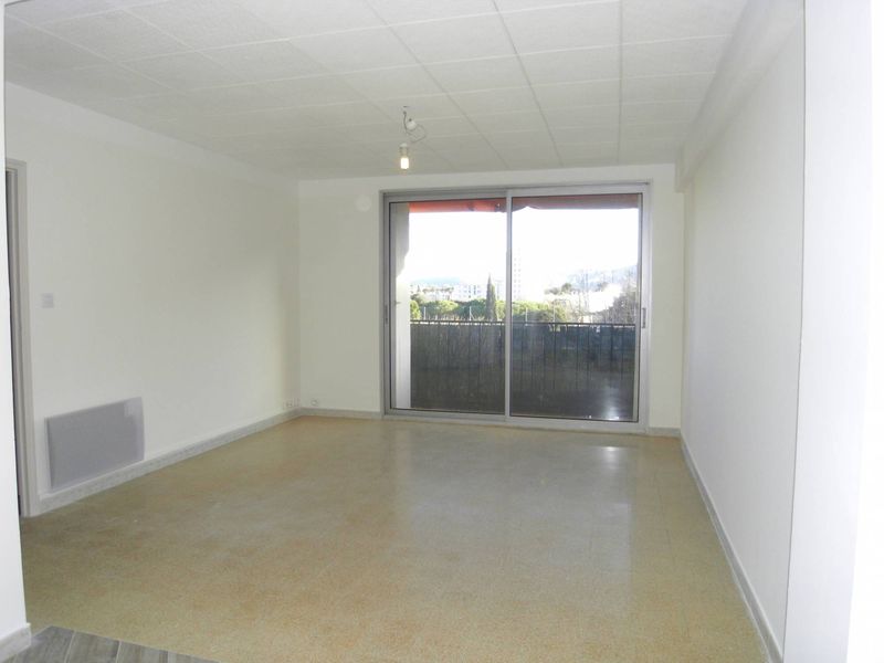 A la location 13012 Bois Lemaitre/La Pignatelle T3 rénové de 55 m² avec place de parking privative