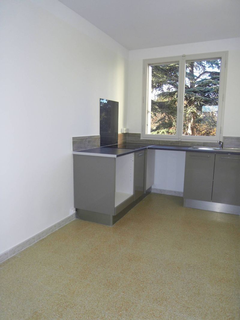 A la location 13012 Bois Lemaitre/La Pignatelle T3 rénové de 55 m² avec place de parking privative