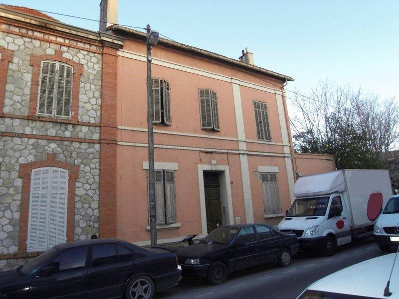 A louer T1 / studio 18 m² avec mezzanine en 1er étage situé à la Capelette 13010 Marseille