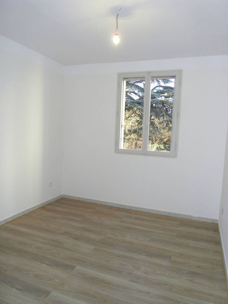 A la location 13012 Bois Lemaitre/La Pignatelle T3 rénové de 55 m² avec place de parking privative