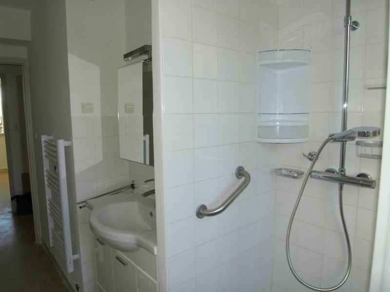A la location 13012 Bois Lemaitre/La Pignatelle T3 rénové de 55 m² avec place de parking privative