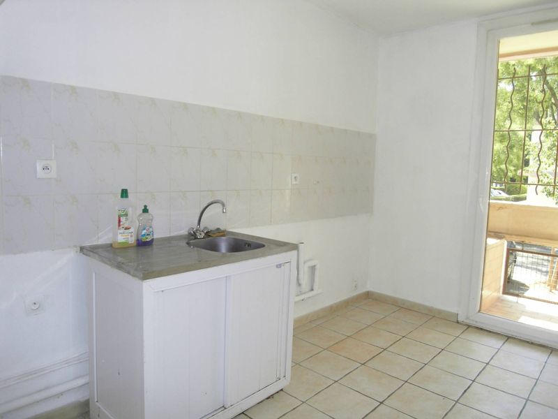 A louer sur le secteur du 12ème arrondissement, Les Caillols, appartement 3 pièces de 53.74 m². L'agence Provencia vous presente à la location cet appartement type 3 en rez de chaussée avec balcon exposé Est/Ouest.