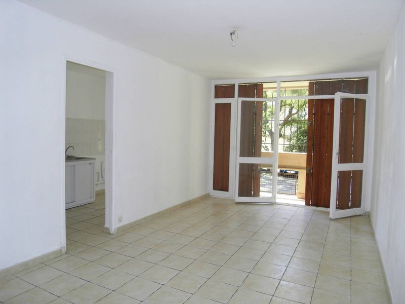 A louer sur le secteur du 12ème arrondissement, Les Caillols, appartement 3 pièces de 53.74 m². L'agence Provencia vous presente à la location cet appartement type 3 en rez de chaussée avec balcon exposé Est/Ouest.