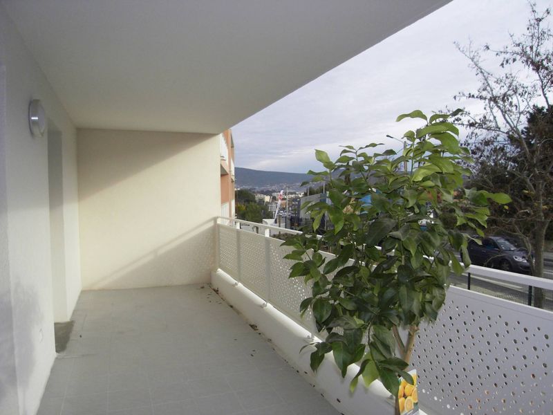 terrasse d'un appartement 2 pièces à louer à la ciotat
