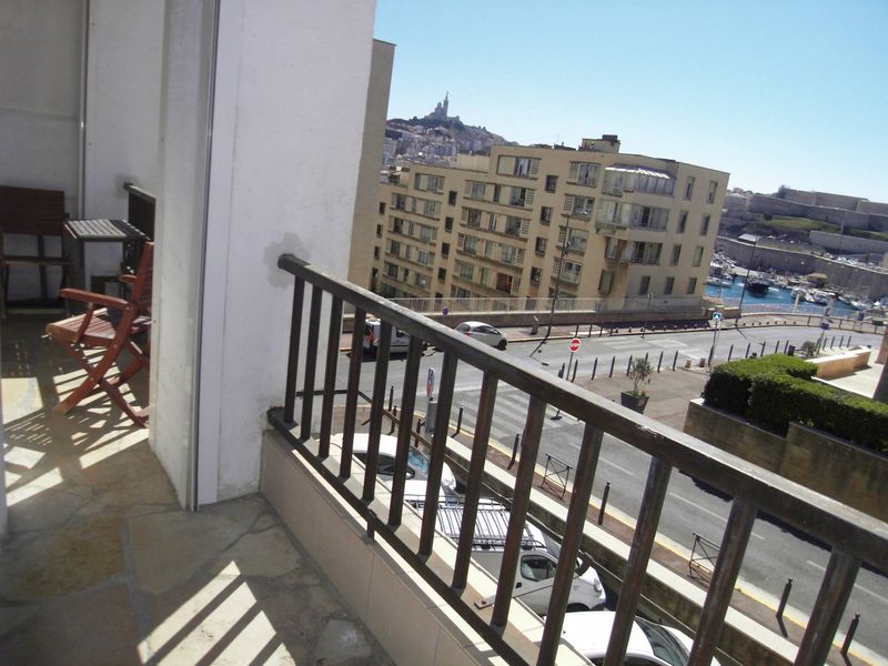 Agréable 2 pièces à louer sur le secteur du 2ème arrondissement de Marseille Entièrement rénové offrant vue sur le Port et la Mer