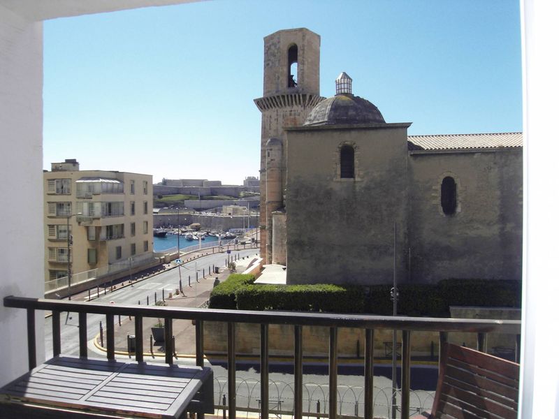 Location appartement 2 pièces de 45 m² avec balcon et vue Mer entièrement rénové