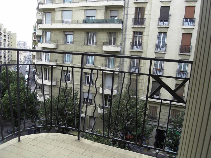 A la location  T2 47 m² entièrement rénové cinq Avenue 13004 Marseille