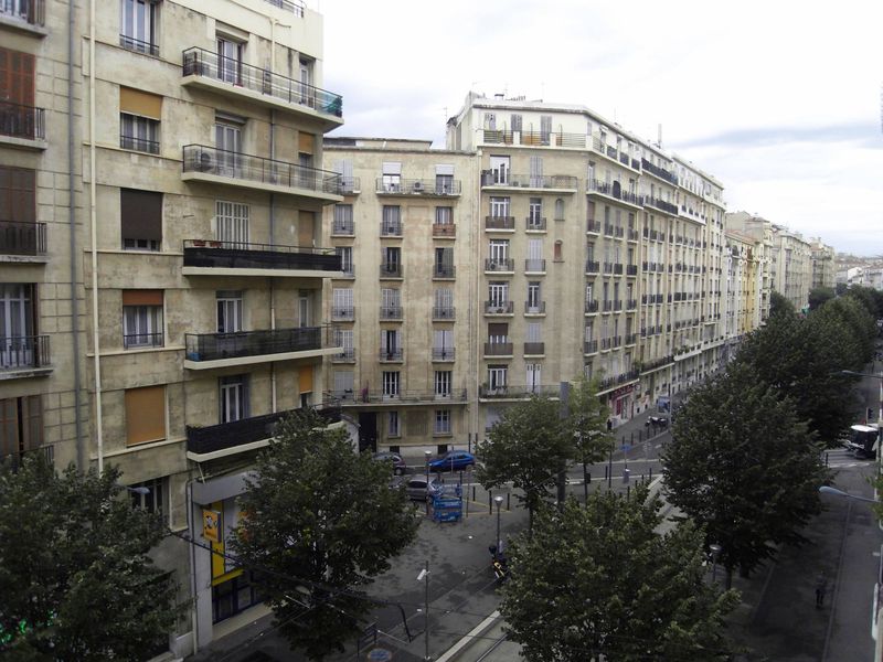 A la location  T2 47 m² entièrement rénové cinq Avenue 13004 Marseille