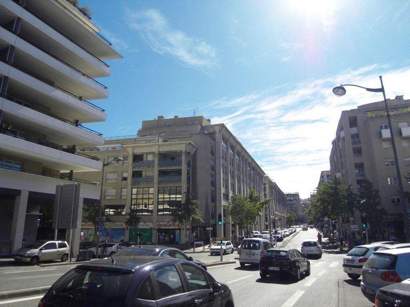 A louer appartement 2 pièces de 54 m² avec terrasse et place de parking privative en plein cœur des allée Turcat Méry, secteur Rouet 13008 Marseille