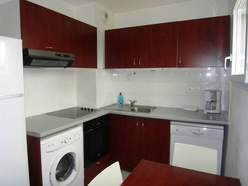 cuisine ouverte A louer appartement 4 pièces de 82 m² en duplex avec terrasse et deux places de parking privatives 13380 Plan de Cuques