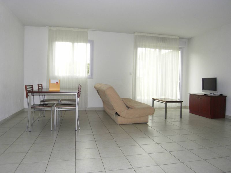 séjour expo sud A louer appartement 4 pièces de 82 m² en duplex avec terrasse et deux places de parking privatives 13380 Plan de Cuques