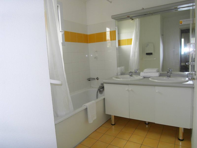 salle de bains double vasque A louer appartement 4 pièces de 82 m² en duplex avec terrasse et deux places de parking privatives 13380 Plan de Cuques