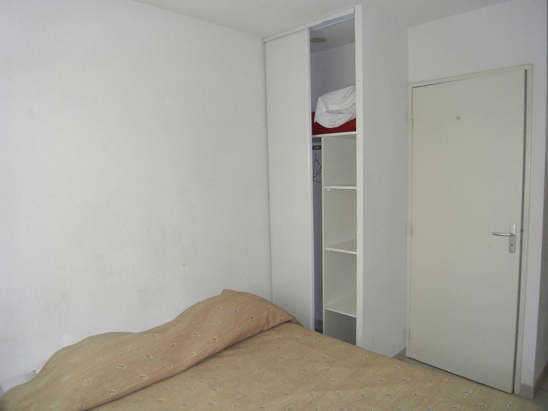 chambre avec placard A louer appartement 4 pièces de 82 m² en duplex avec terrasse et deux places de parking privatives 13380 Plan de Cuques