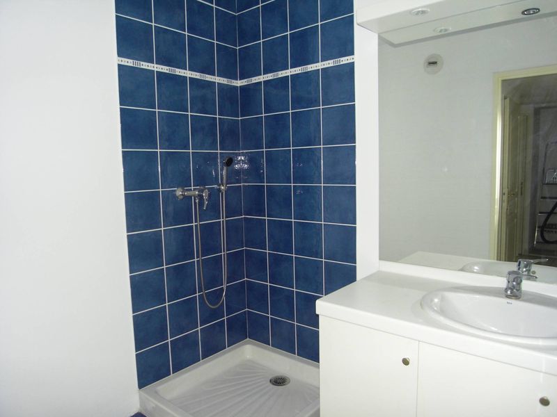 salle de douche dans appartement 3 pièces à louer 1312 Marseille