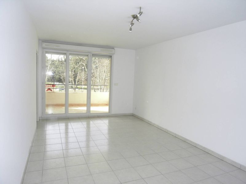 pièce principale A la location local professionnel 68 m 2 Village des 3 Lucs 13012 Marseille