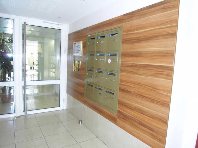 hall immeuble A la location local professionnel 68 m 2 Village des 3 Lucs 13012 Marseille