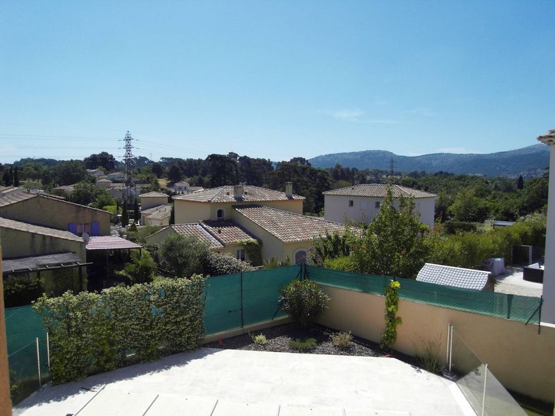 C'est sur le secteur priviligié des Accates que l'agence PROVENCIA IMMOBILIER vous propose à la location une villa de 4 pièces avec jardin et piscine.