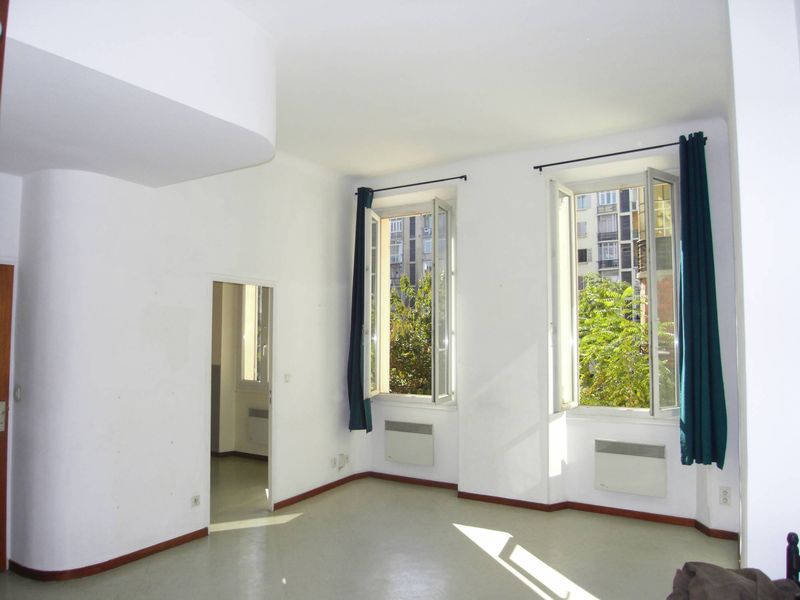 séjour vide A la location appartement 2 pièces de 35 m² Secteur Cinq avenus 13005 Marseille