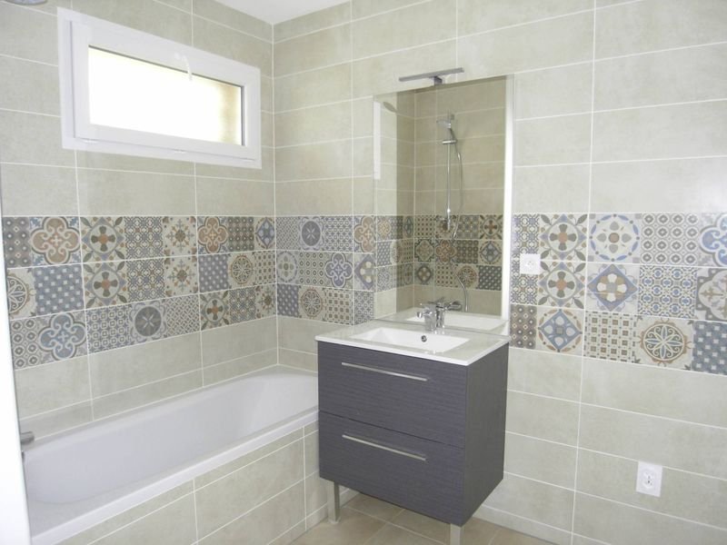 salle de bains En exclusivité Provencia gestion et Provencia immobilier vous présente: A louer dans résidence neuve appartement 3 pièces de 57 m² avec terrasse et place de parking double 13127 Vitrolles.
