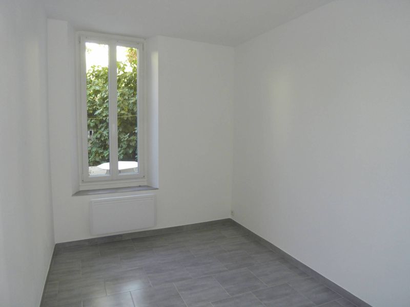 a la location sur le secteur des chartreux à deux pas du Métro chartreux type 1 de 27 m² en rdc entièrement rénové