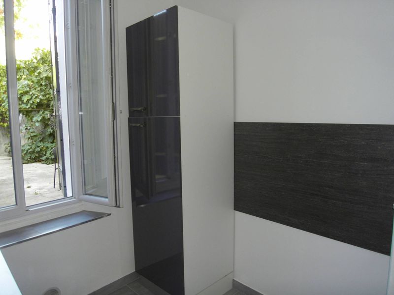 entièrement rénové appartement 1 pièce avec pièce de 5 m² + cuisine séparée et salle de douche avec wc entièrement rénové