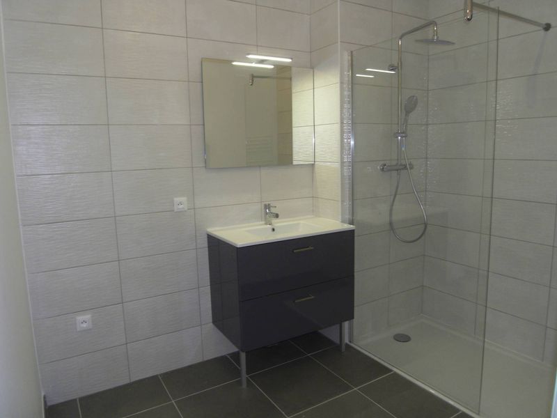 salle de douche A louer Appartement 3 pièces avec terrasse + garage double Les accates 13011 Marseille