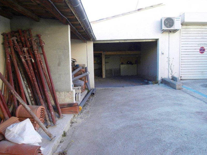 Local entrepôt avec bureau à louer à St Barnabé 13012 Marseille